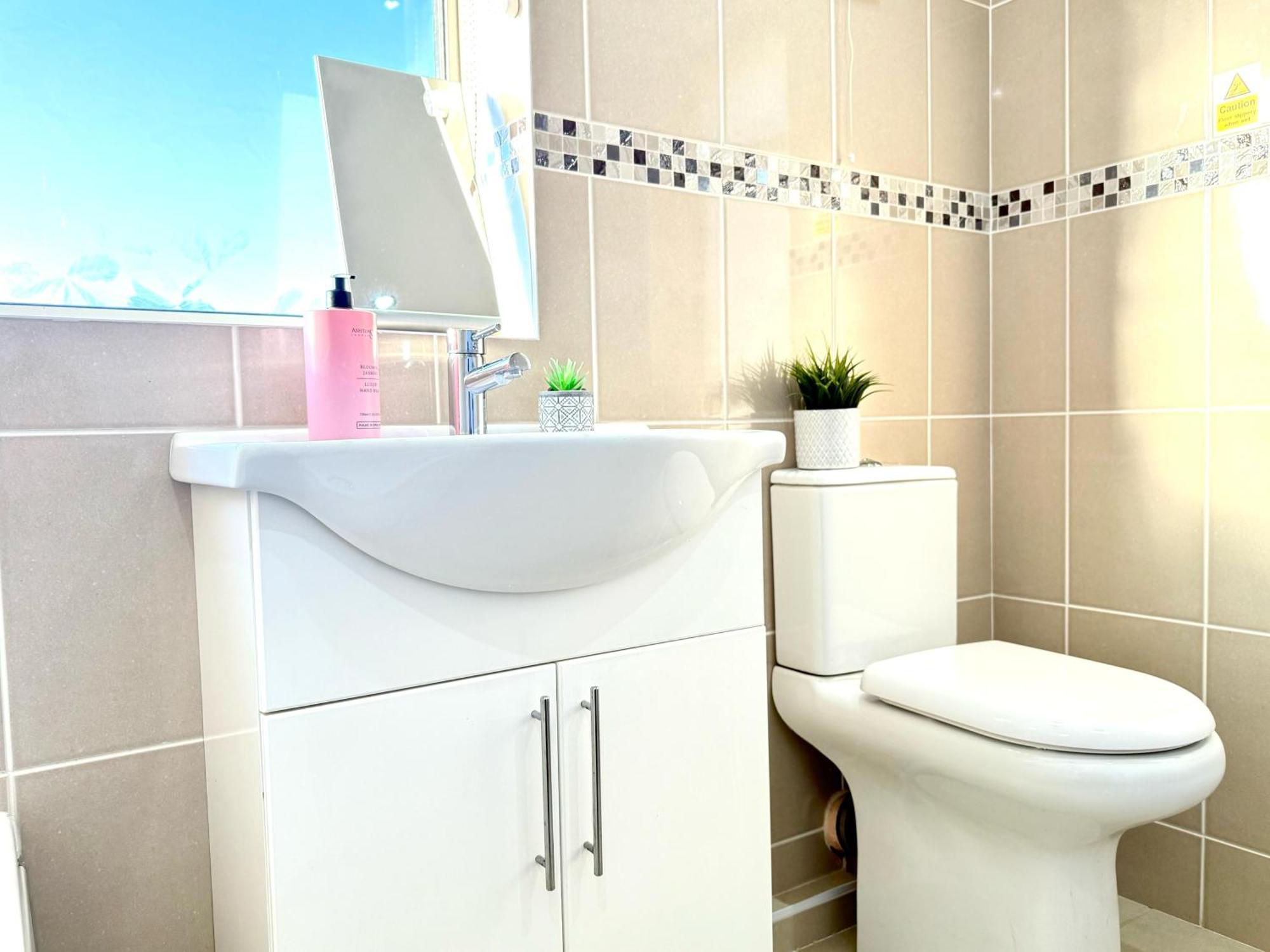 Horizon Villa, 3-bedroom House, Free Parking's, Prime Location With Private Garden Kidlington