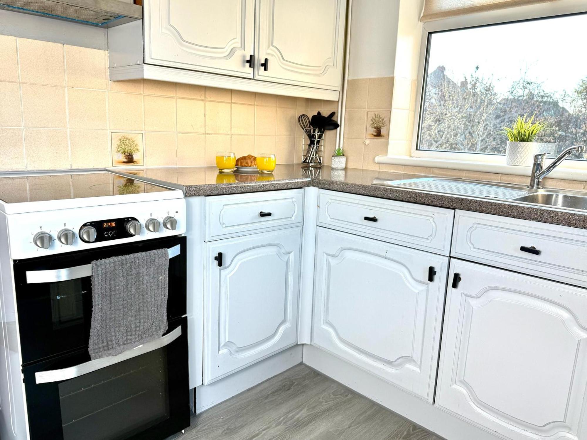 Horizon Villa, 3-bedroom House, Free Parking's, Prime Location With Private Garden * Kidlington