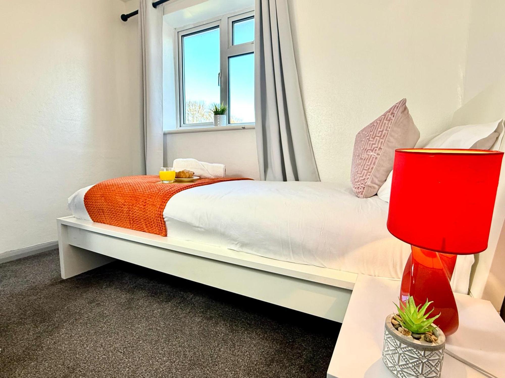 Horizon Villa, 3-bedroom House, Free Parking's, Prime Location With Private Garden * Kidlington