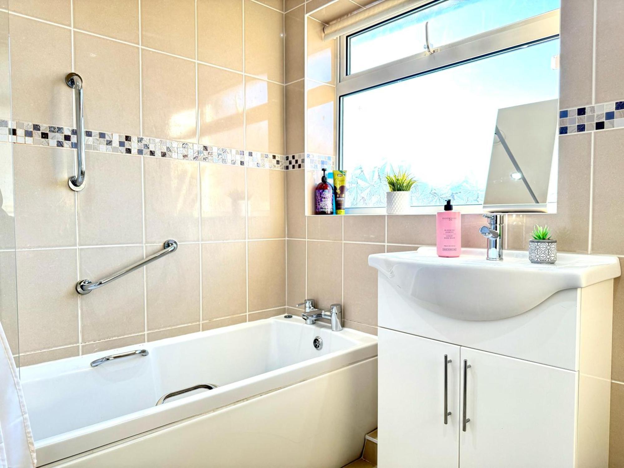 Horizon Villa, 3-bedroom House, Free Parking's, Prime Location With Private Garden