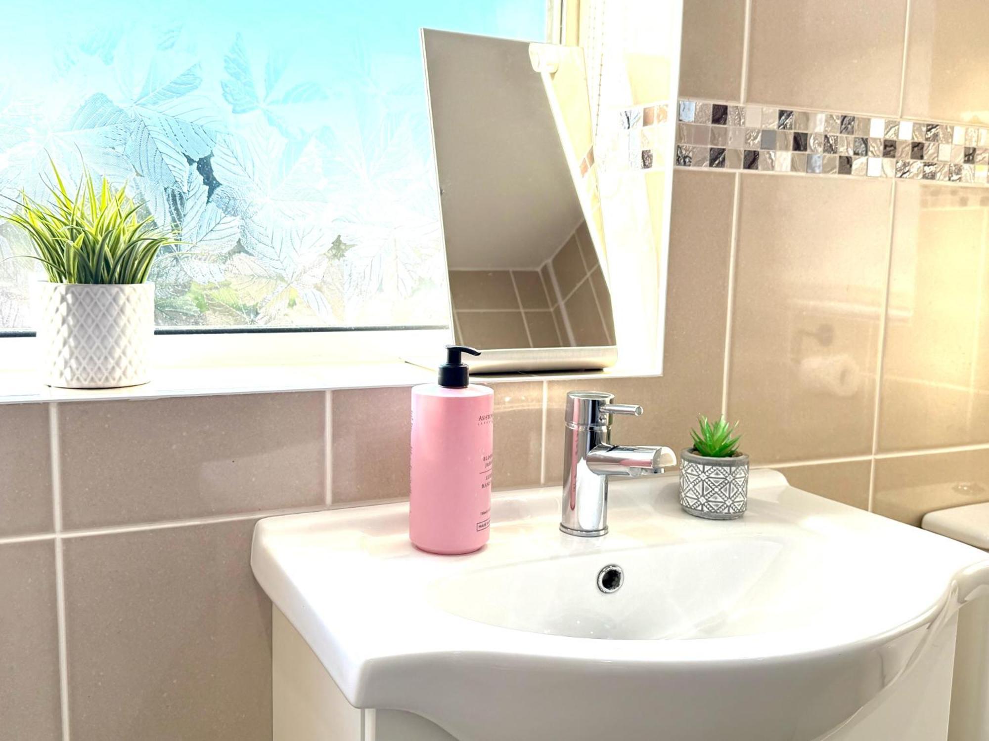 Villa Horizon Villa, 3-bedroom House, Free Parking's, Prime Location With Private Garden *