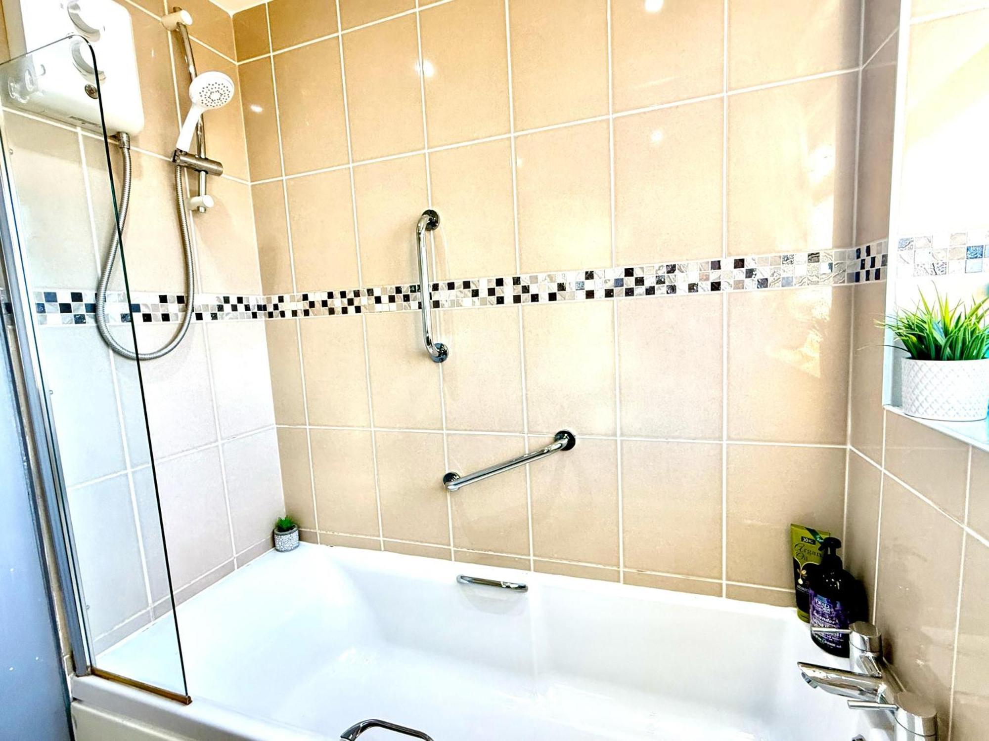 Horizon Villa, 3-bedroom House, Free Parking's, Prime Location With Private Garden